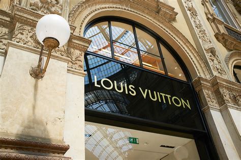 louis vuitton vintage milano|louis vuitton in milan italy.